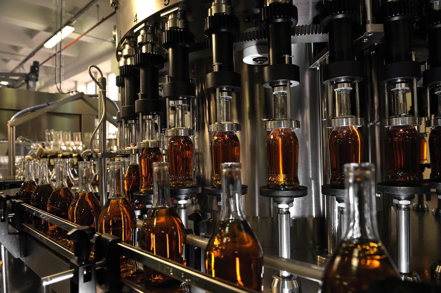 Алкогольное производство. Ликеро водочный завод челябинск. Завод водки. Спиртовая промышленность. Производство алкоголя.