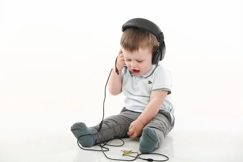 Дети слушать. Ребенок в наушниках. Ребенок слушает. Аудио прослушивание для детей. Малыш слушает.