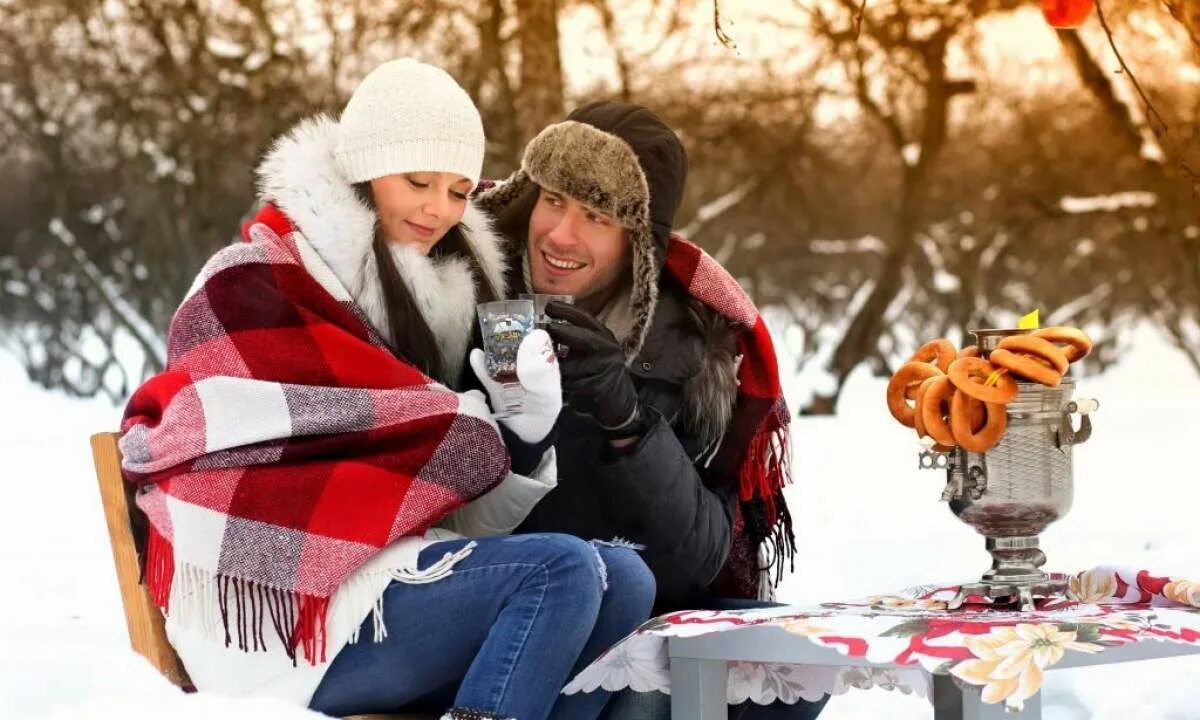 Пикник зимой на природе. Свидание на улице зимой. Свидание на природе зимой. Романтический пикник зимой.