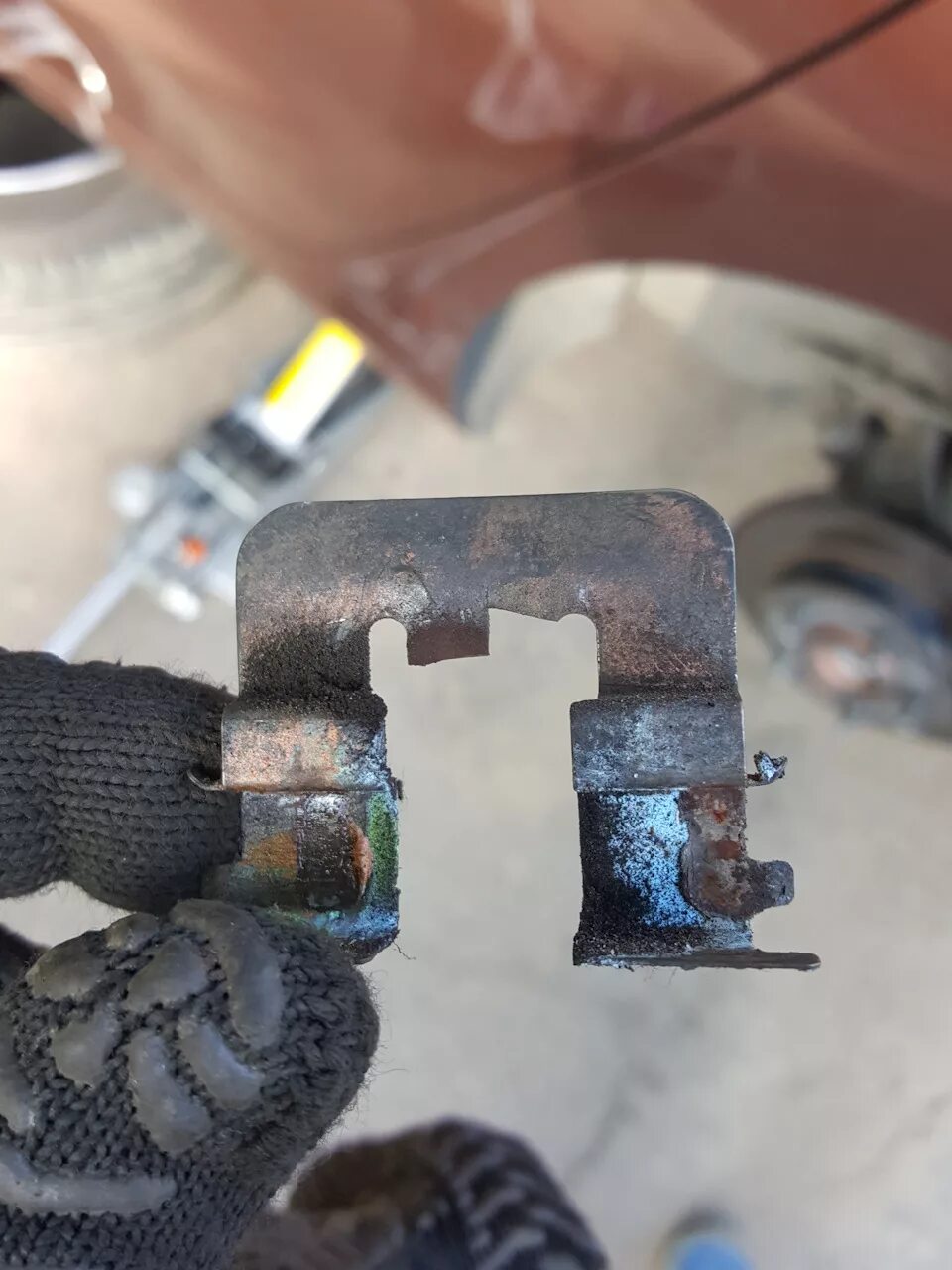 Задние тормозные колодки на kia sportage 1. Пластины задних колодок mazda cx-7. Скоба колодок а е60. Струбцина для тормозных суппортов. Направляющие задних тормозных колодок шевроле круз.