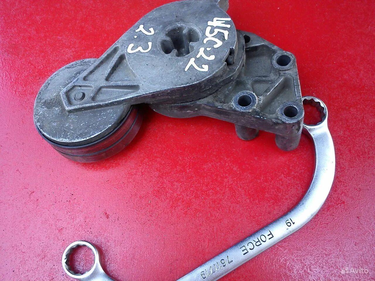 Натяжитель генератора ауди а4 б5. Натяжитель ремня генератора ауди. Натяжитель ауди 100 2. Натяжитель приводного ремня audi 3. 3.