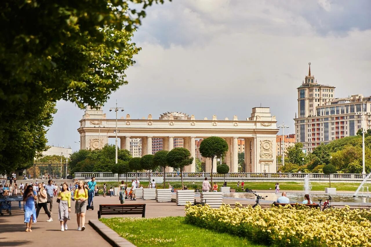 Прогулка по парку горького. Парк горького москва 2025. парк горького нескучный сад. парк горького 95 год. парк горького москва реконструкция.