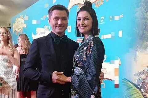 Актриса Анастасия Макеева появилась на премьере фильма в Москве с мужем Ром...