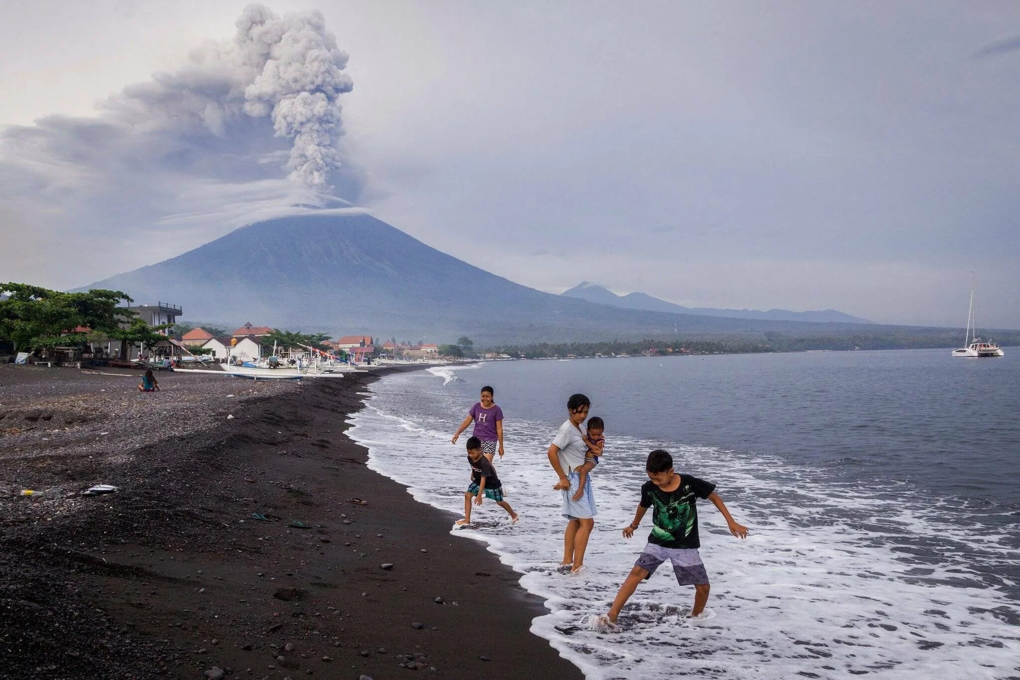 Халактырский пляж, камчатский край. Остров лансароте. Фуджи вулкан. Остров папуа новая гвинея. Фуэртевентура остров фото.