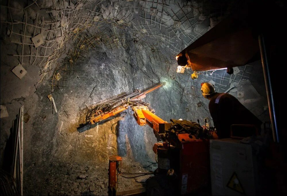 Подземная добыча полезных ископаемых. Добыча подземным способом. Добыча железной руды в шахте. Урановые руд добыча шахты. Угмк сафьяновская медь.