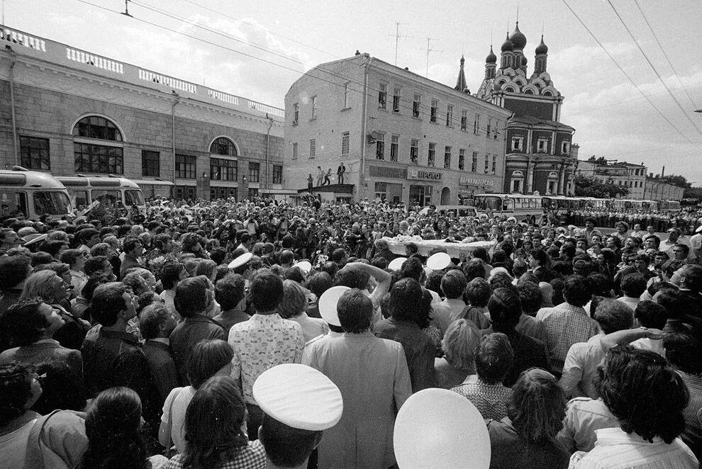 Площадь прощанья. Москва 1980 похороны Высоцкого. Театр на Таганке 28 июля 1980. Прощание с Высоцким на Таганке.