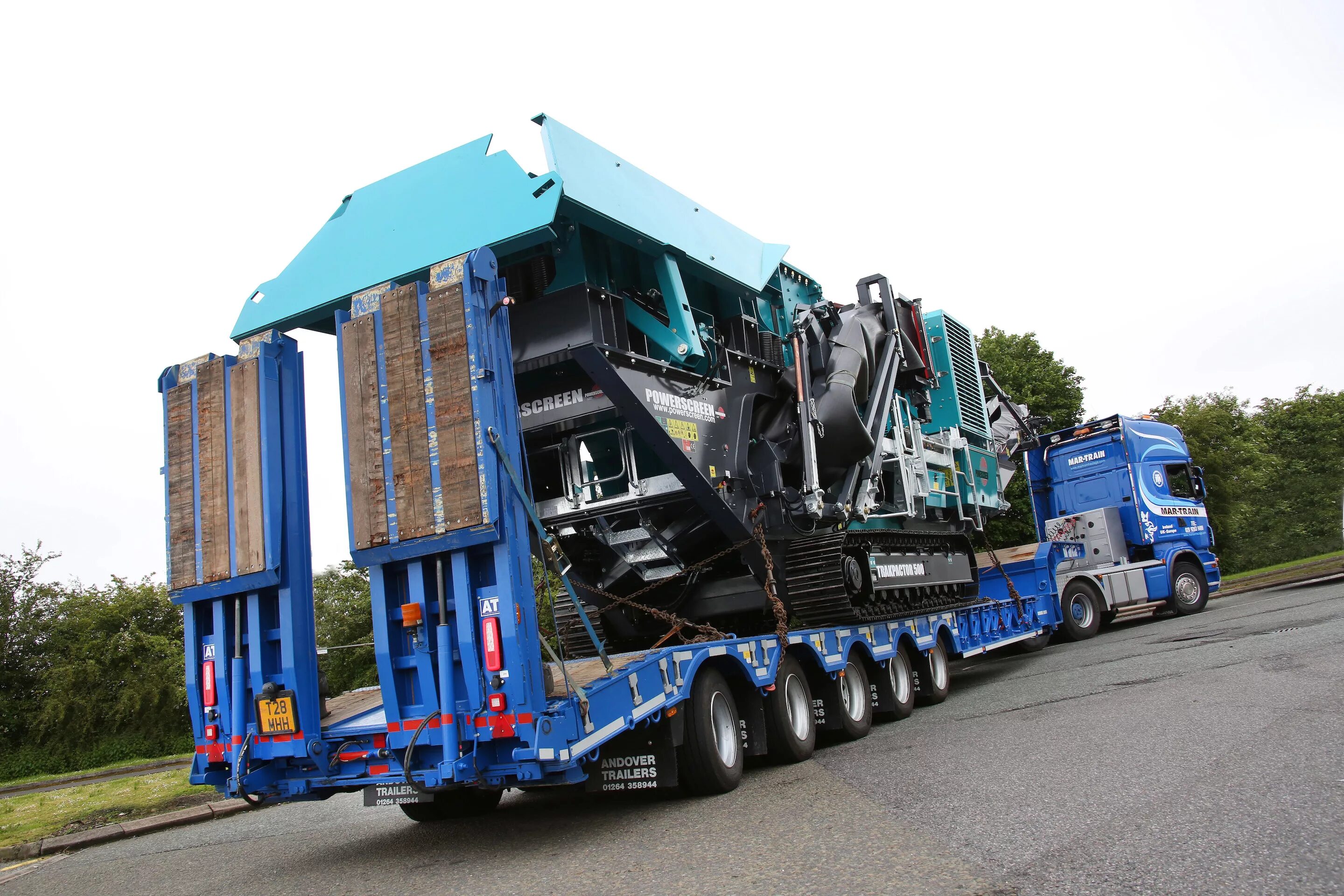 Train trailers. Trailer for transporting heavy machinery. mar train. giant-crusher. trailer equipment types.