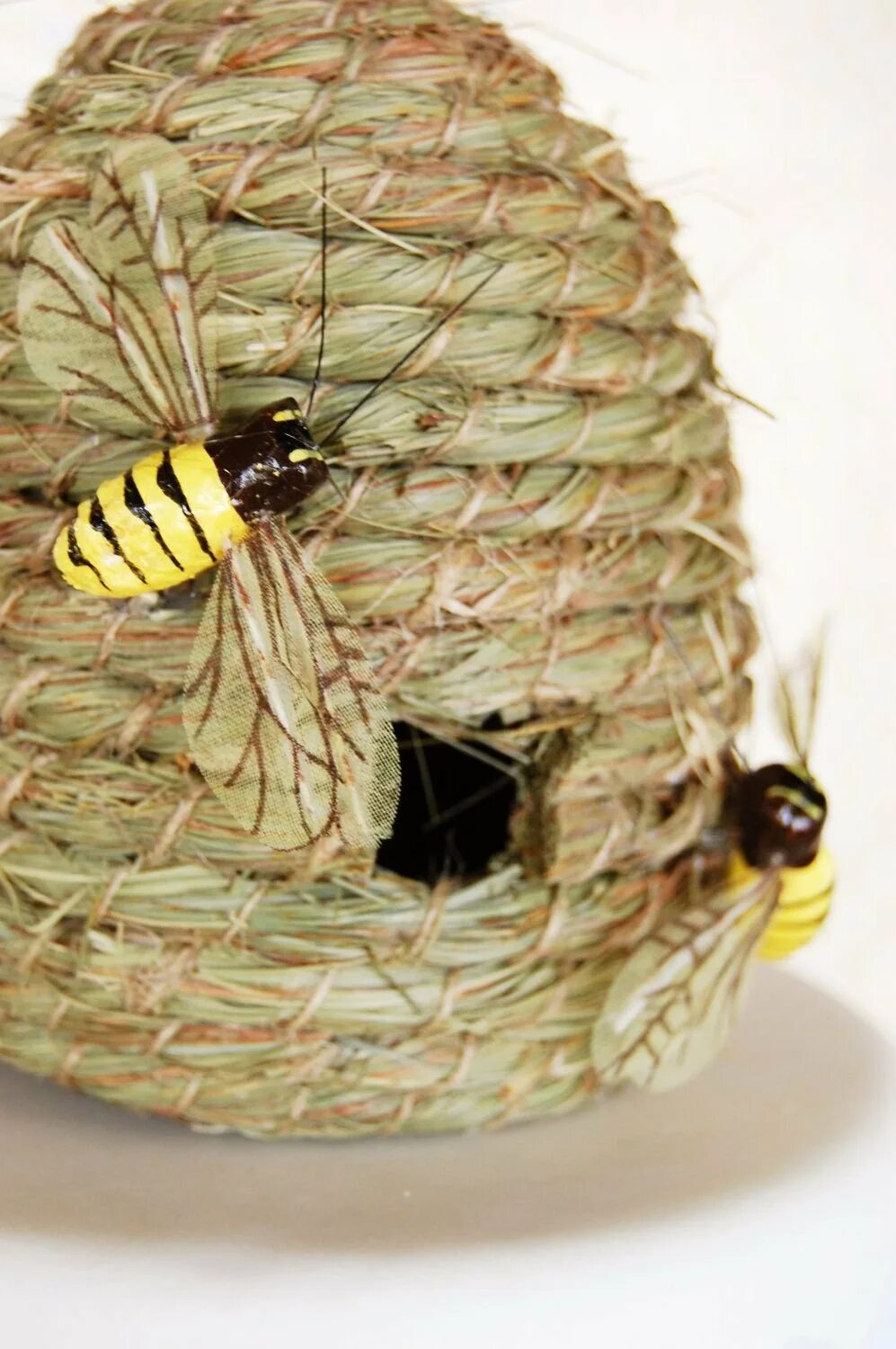 Сделать пчелу своими руками. Поделка улей. Пчелка из природного материала. Улей из природного материала. Насекомые из шишек.