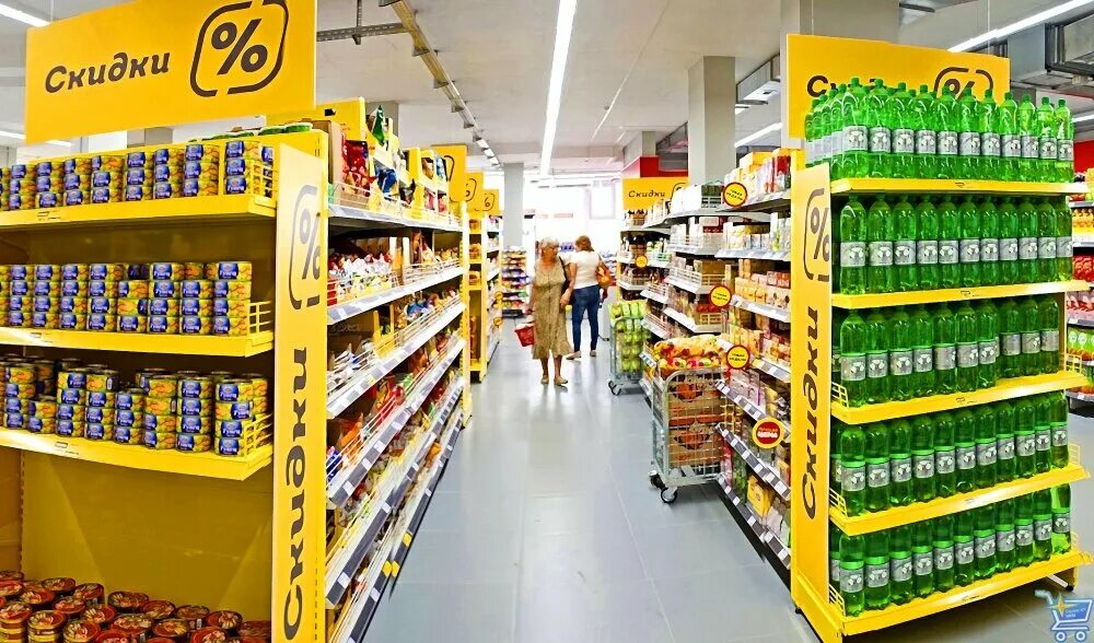 Магазин есть почти на всех. Стеллаж с продуктами. магазин внутри.