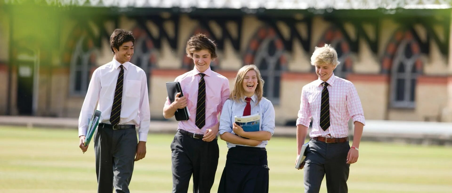 Secondary school pupils. Бординг школа в Англии. Британские школьники. Школьники в Австралии. Среднее образование в Великобритании.