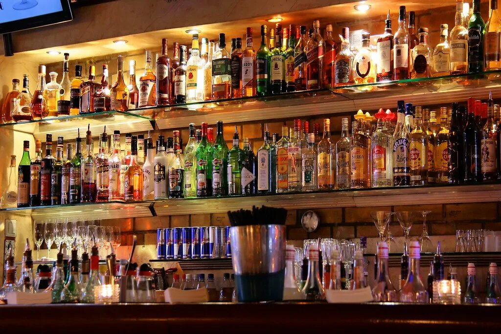 Бары где можно со своим. Винный бар. Красивые барные стойки. Барная стойка с алкоголем. Барная стойка внутри.