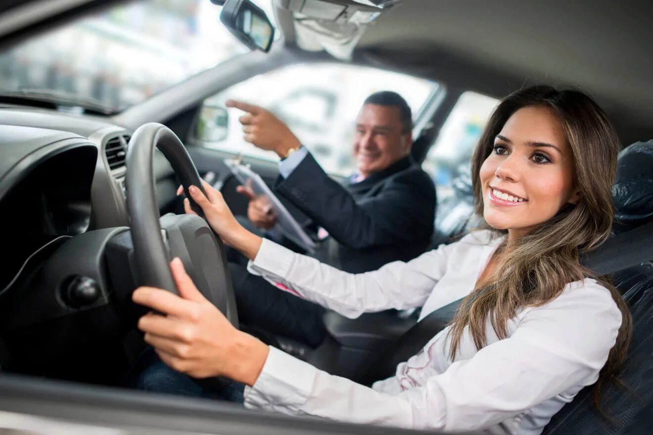 She drive a car now. Вождение авто. Водитель и автомобиль. За рулем автомобиля. Инструктор автошколы.