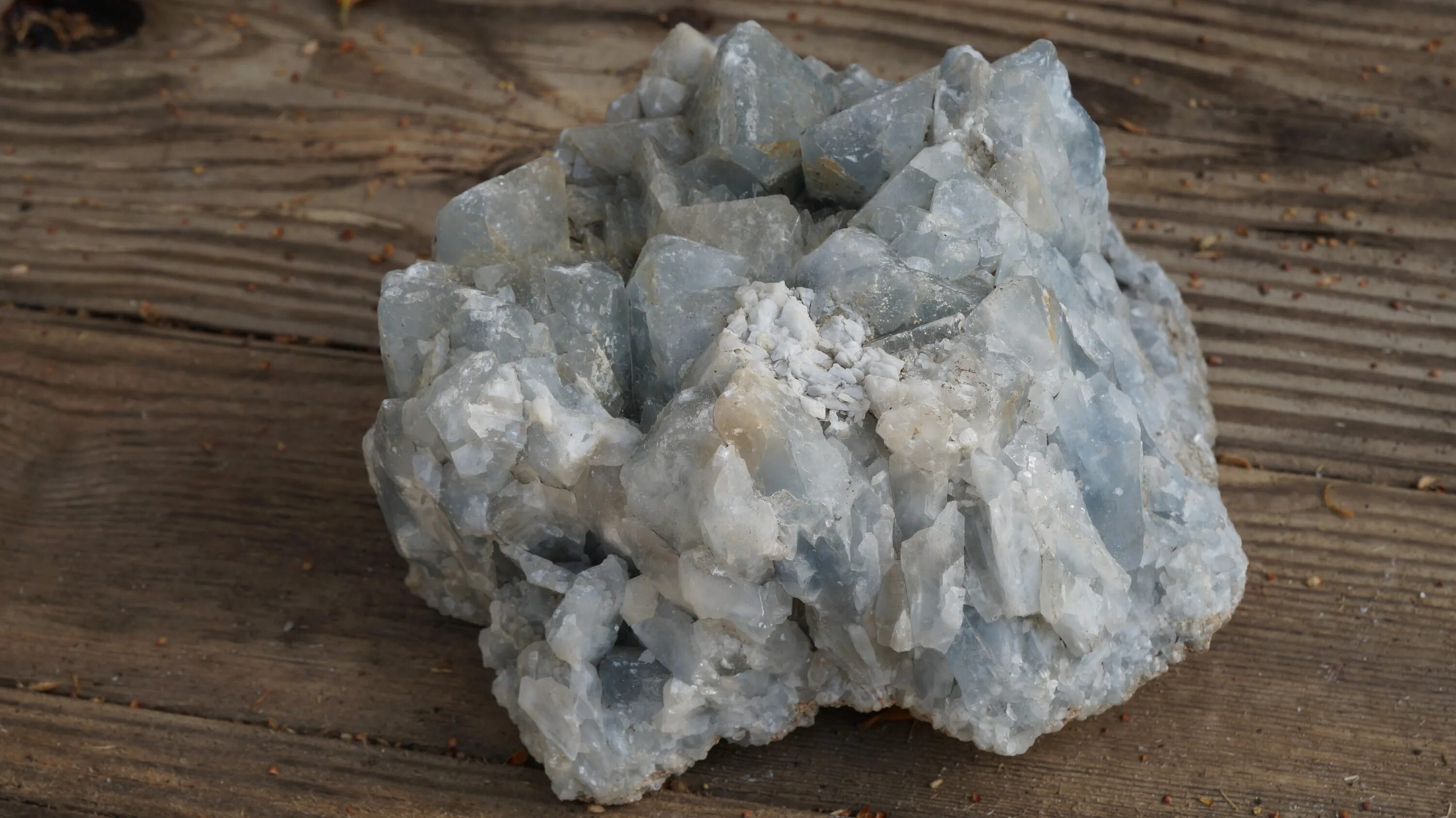 Natural mineral. Кальцит с кварцем. Голубой кальцит Кристалл. Calcit Blue камень. Голубой кварцит минерал камни.