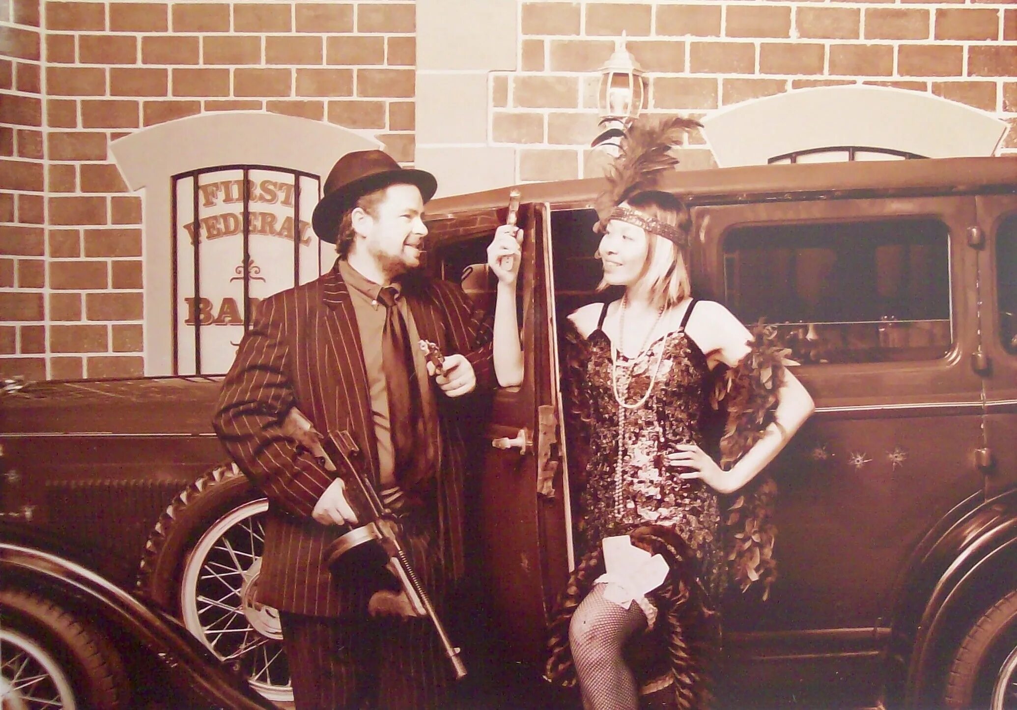 чикаго аль капоне. аль капоне с автоматом томпсона. гангстеры чикаго 30-х. борсалино фильм 1974. енох джонсон.