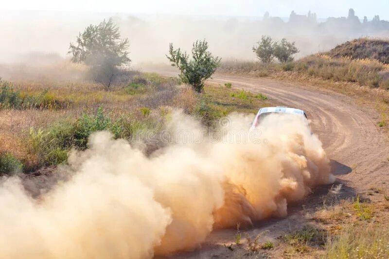 Большое количество пыли. Спортивные машины оставленные в пыли. Jeep в пыли. Человек на пыльной дороге.