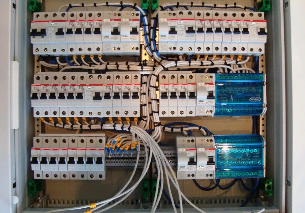 Электрощит ABB uk640. Щит распределительный электромонтаж. Расключка щита электрического. Электрика АВВ щиток. Работа сборка щитов