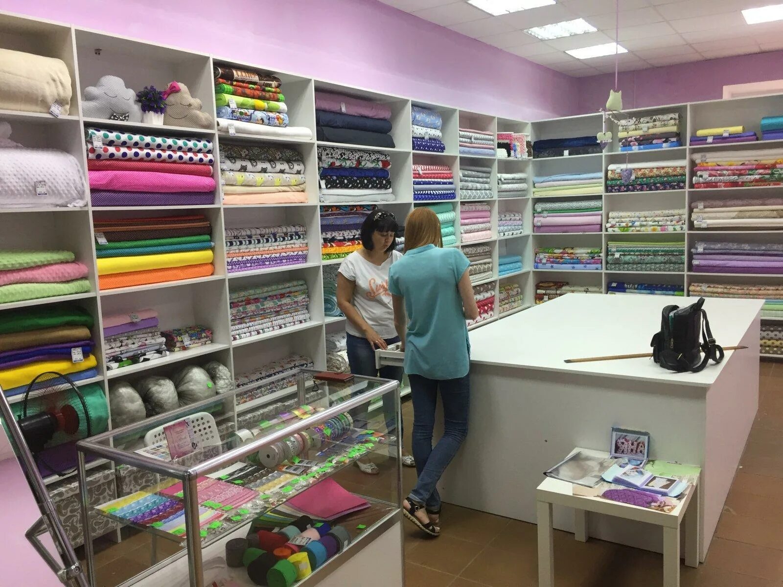 Все для шитья магазины рядом со мной. Магазин для шитья. отдел ткани. торговое оборудование для ателье. магазин ткани и рукоделия.