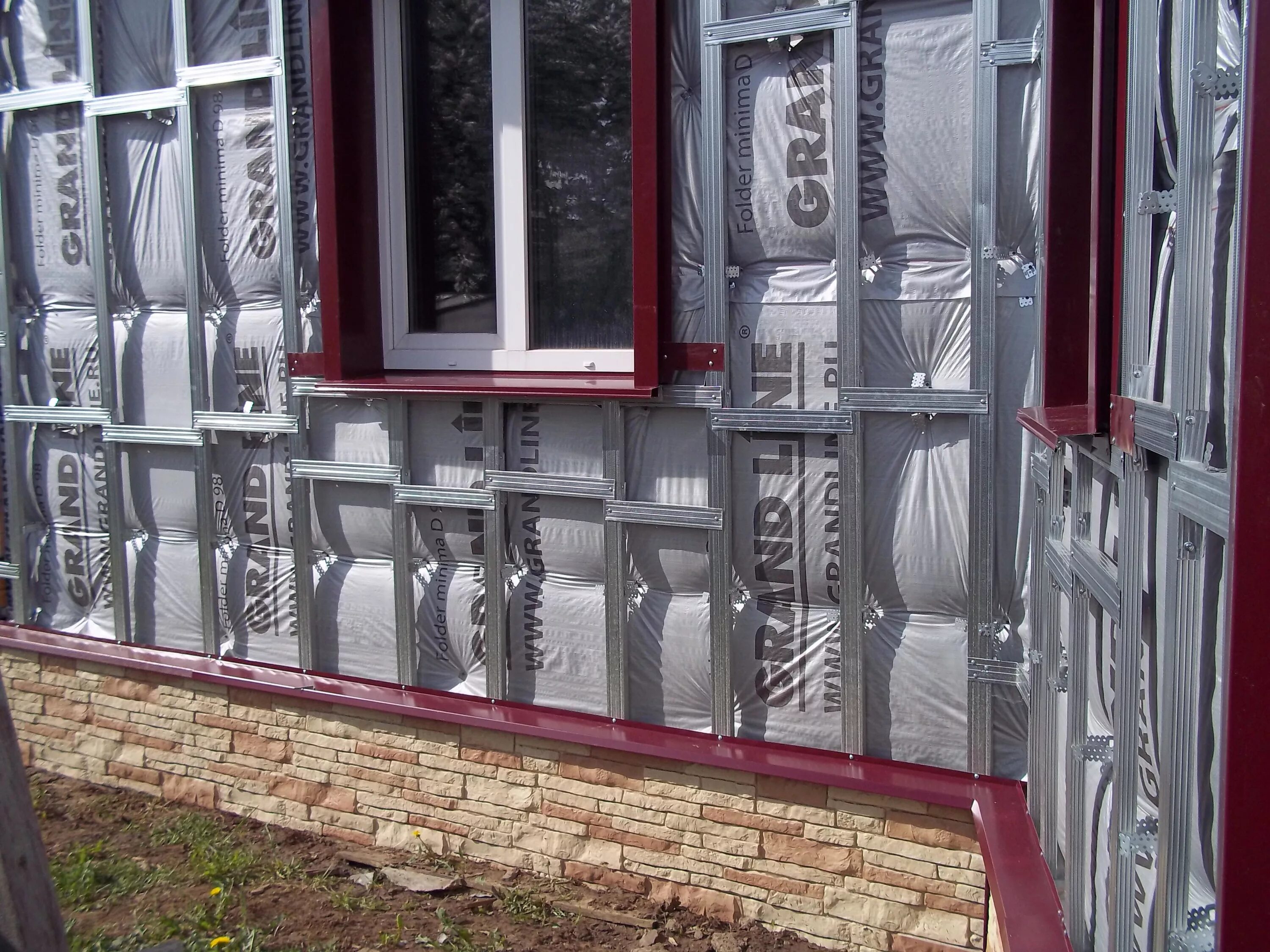 Обрешетка под сайдинг из металлопрофиля. Обрешетка под металлосайдинг металл. Обрешетка под металлосайдинг металл. Обрешётка под сайдинг из металлопрофиля. Каркас под сайдинг из профиля.