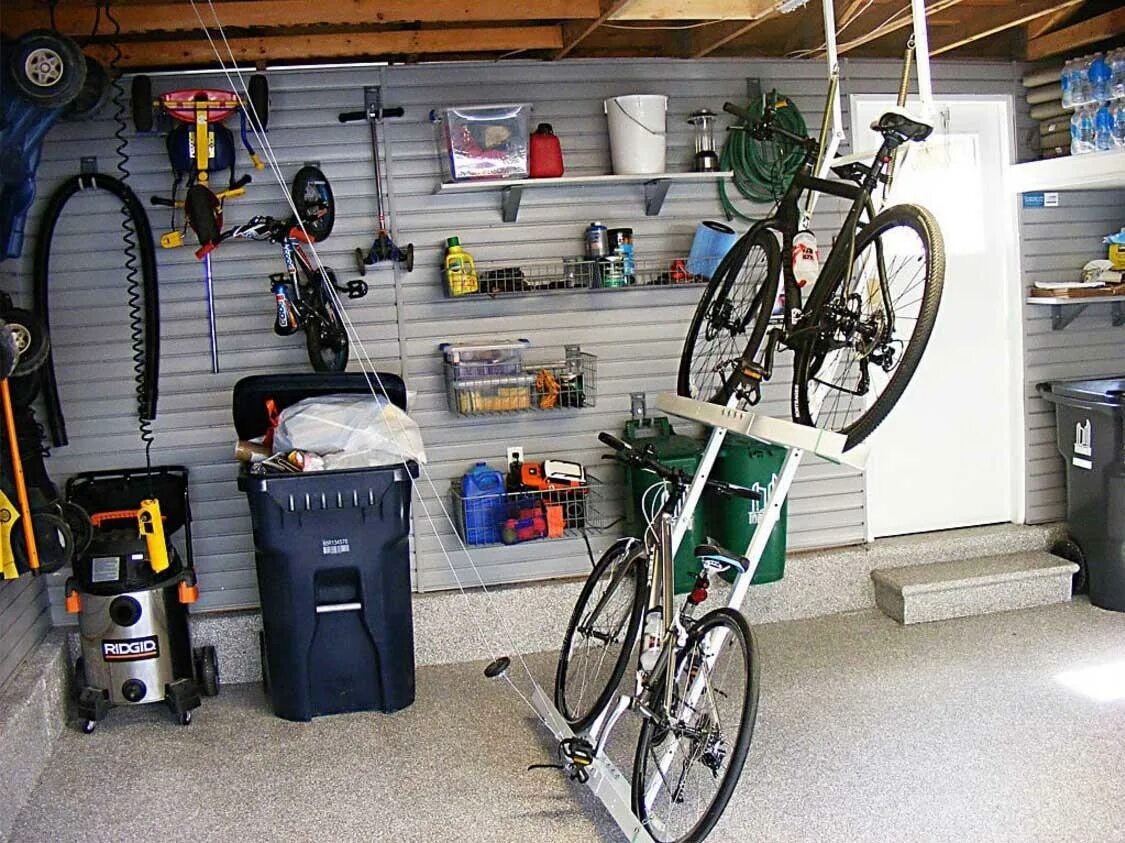 Гараж для велосипеда. Крепление велосипеда в гараже. Организация пространства в гараже. Обустройство гаража.