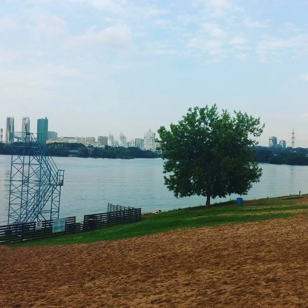 Пляж рублево московская область красногорск мякининское шоссе. Пляж рублево московская область красногорск мякининское шоссе. Пляж рублёво московская область, мякининское шоссе фото. Рублевский пляж строгино. Живописная бухта пляж рублево.