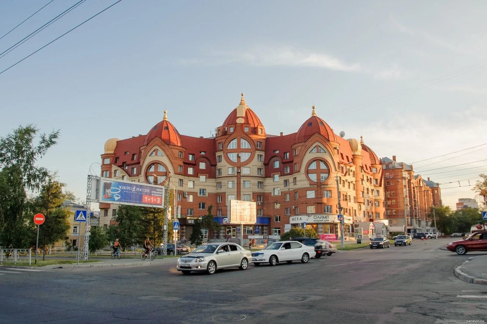 Где в барнауле можно сделать. Три богатыря Барнаул. Дом 3 богатыря Барнаул. Дома три богатыря Барнаул. Архитектура города Барнаула.