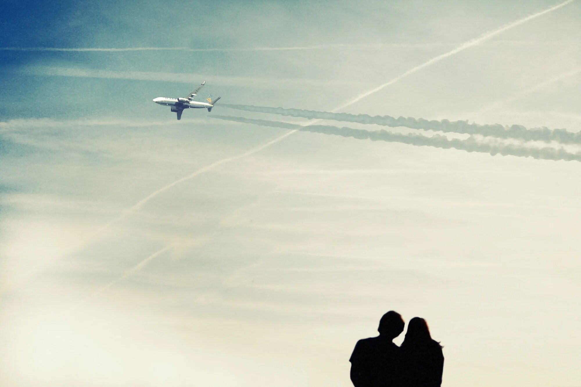 Самолет на 2 человека. Самолет в небе. Люди в самолете. Силуэт самолета в небе. Влюбленному в небо и самолеты.