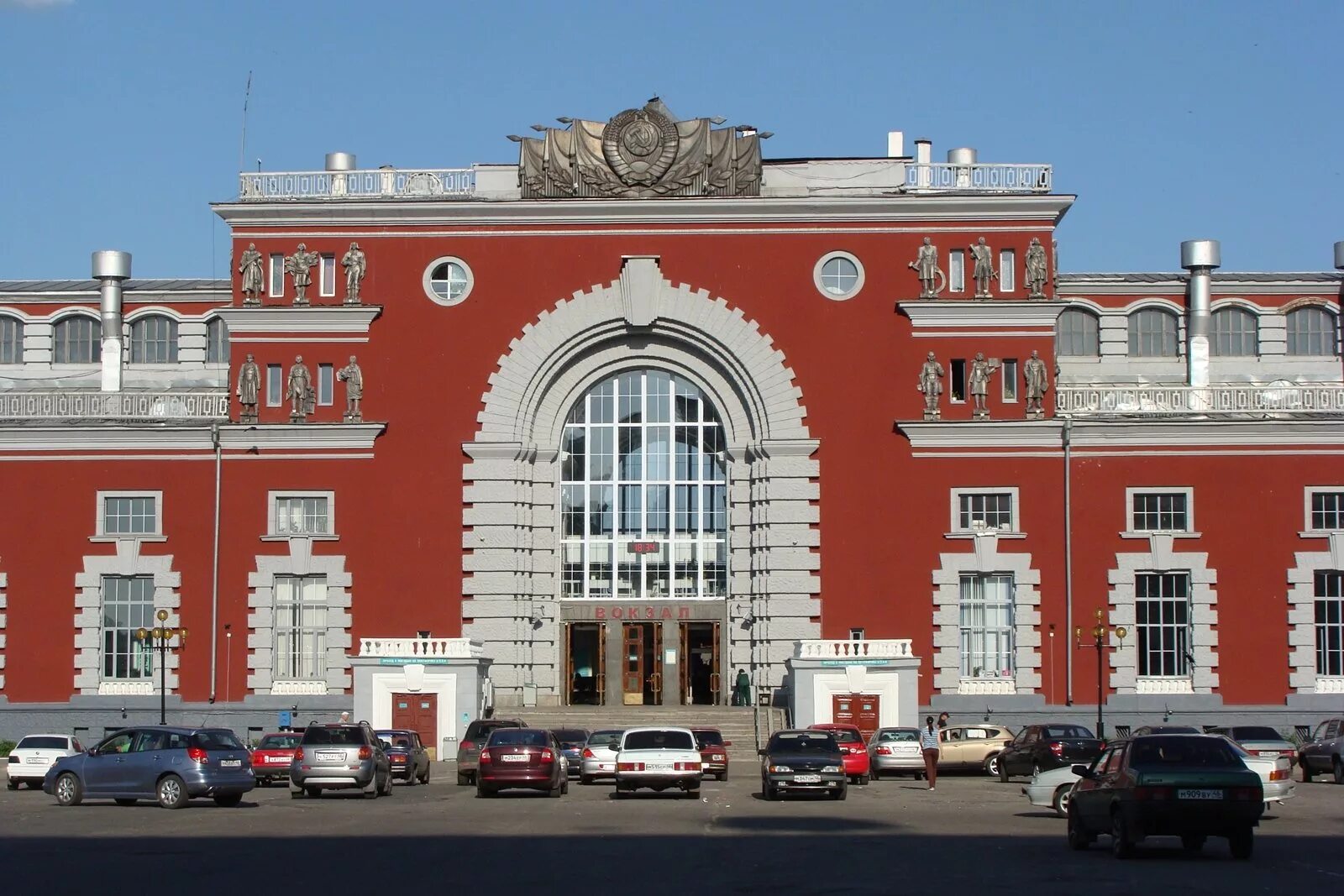 Крас ж д. Железнодорожный вокзал Курск, Курск. Железнодорожный вокзал, Курск, Привокзальная площадь, 1. Курский ЖД вокзал город Курск. Здание ж/д вокзала Курск.