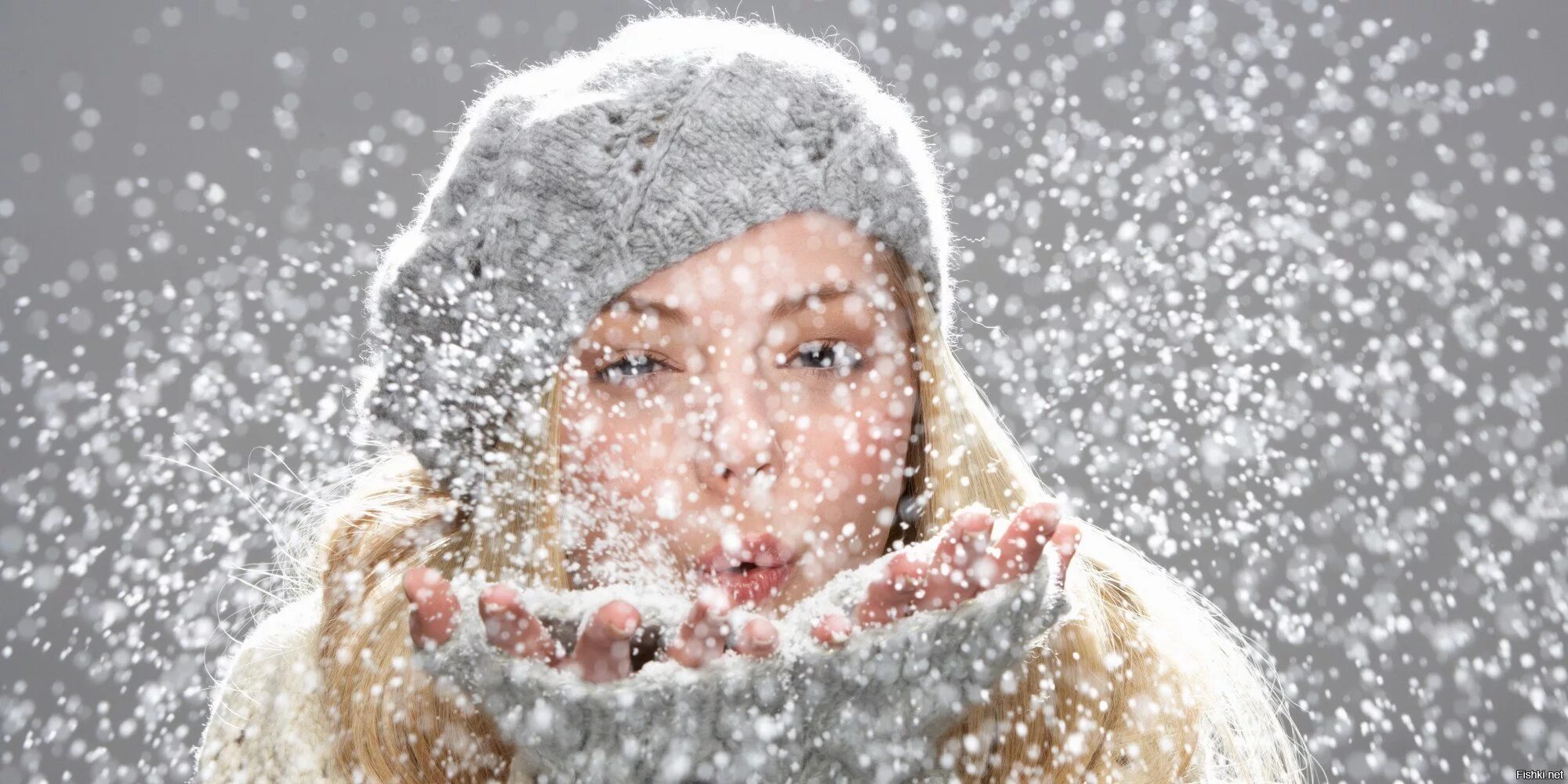 Тают руки тают губы. Зимний портрет. Девушка ловит снежинки. Снег. Девушка зимой в снегу.