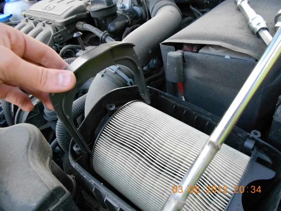 Фильтр воздушный октавия а5 1. Как поменять воздушный фильтр на шкоде. Как поменять воздушный фильтр на шкоде. Фильтр воздушный шкода октавия а5 1. Воздушный фильтр шкода октавия тур 1.