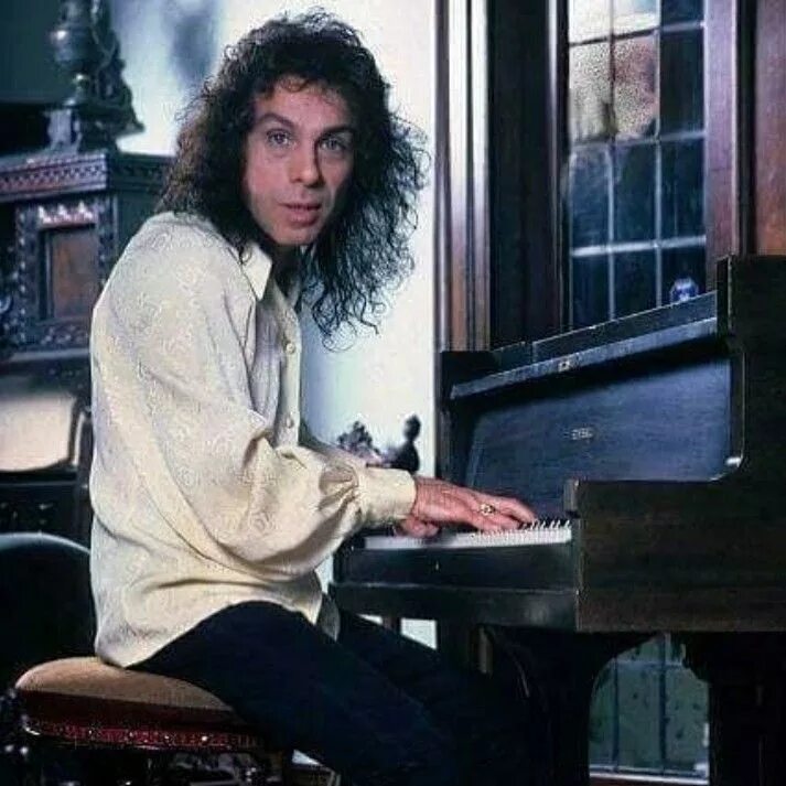 James dio. Ronnie James Dio в молодости. Дио в молодости.
