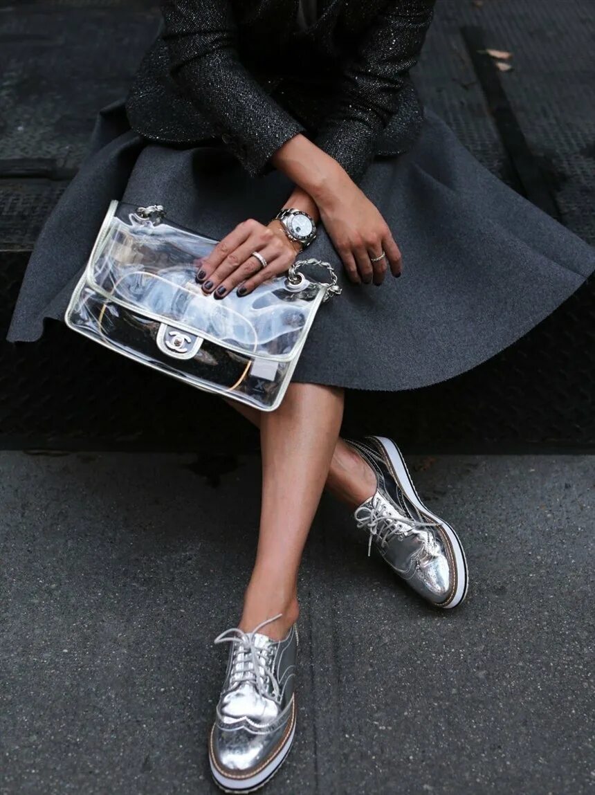 Сочетается ли серебристый пиджак и серебристые туфли. Сон одевать серебряные. Образы с сумкой шоппером. С чем надеть серебристые акцентные серьги. И сумка.