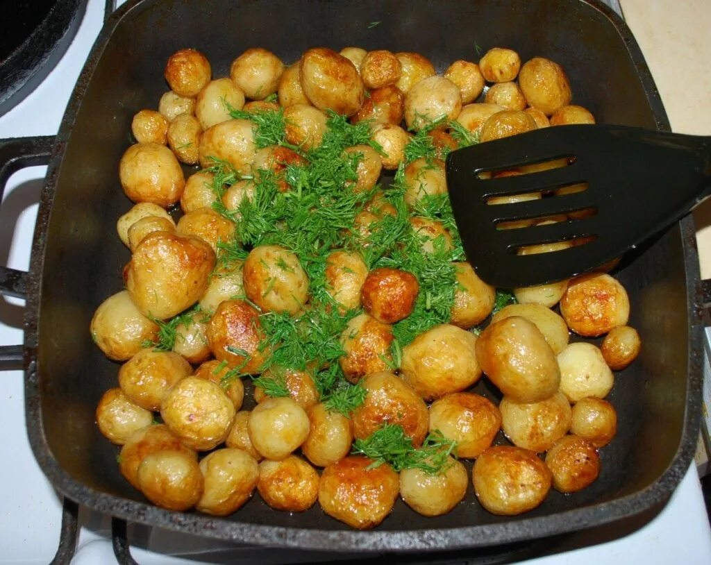 Картошка в кожуре на сковороде. Жареная молодая картошка. Жареный молодой картофель. Мелкая картошка на сковороде. Молодая картошка обжаренная на сковороде.