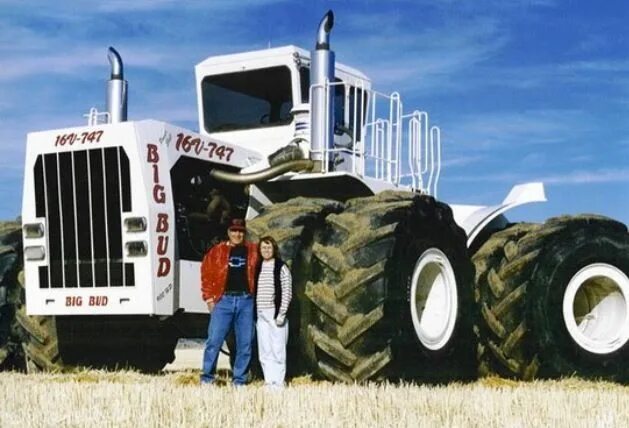 Как как выглядят самые большие трактора World's LARGEST Tractor Gets World's LARGEST Ag Tires! BIG BUD 747 YouTube