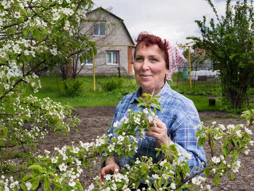 крупная деревенская баба. деревенские платья полненькая женщина. красивые девушки из деревни. взрослые женщины деревни. взрослые женщины деревни.