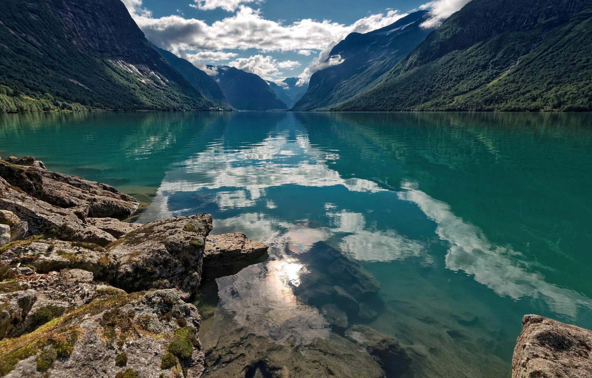 По берегам озера расположено. Lovatnet Lake Норвегия. Озеро рёссватн Норвегия. Норвегия озеро МЬЕСА. Озеро Фемунн в Норвегии.