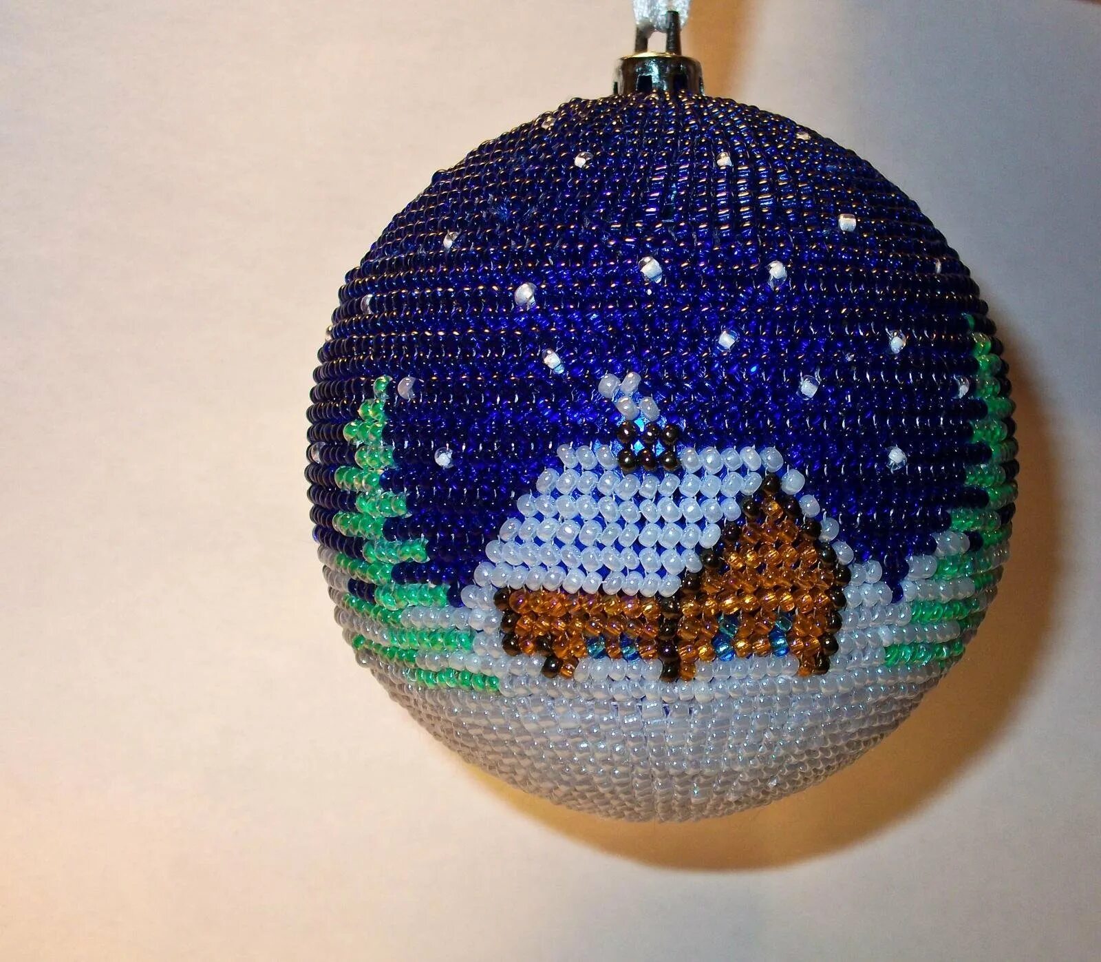 Елочные игрушки из бусин. Новогодние шары оплетенные бисером. Елочные игрушки из бисера. Новогодние игрушки из бисера. Новогодние шары из бисера.