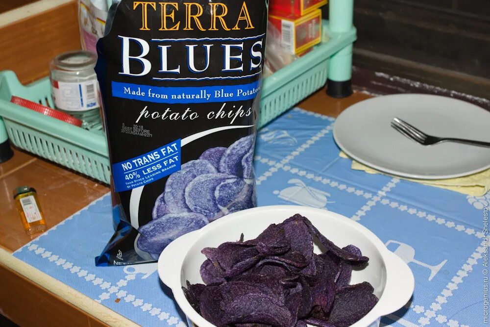 синие кукурузные чипсы. чипсы лейз сметана и лук 90г. чипсы lay's сметана/лук 90гр. голубой синий чипсы. чипсы lays.