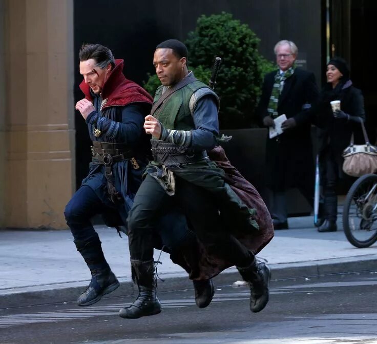 В каком городе снимали мстители. Доктор стрэндж мстители финал. doctor strange мстители. доктор стрэндж за кадром.