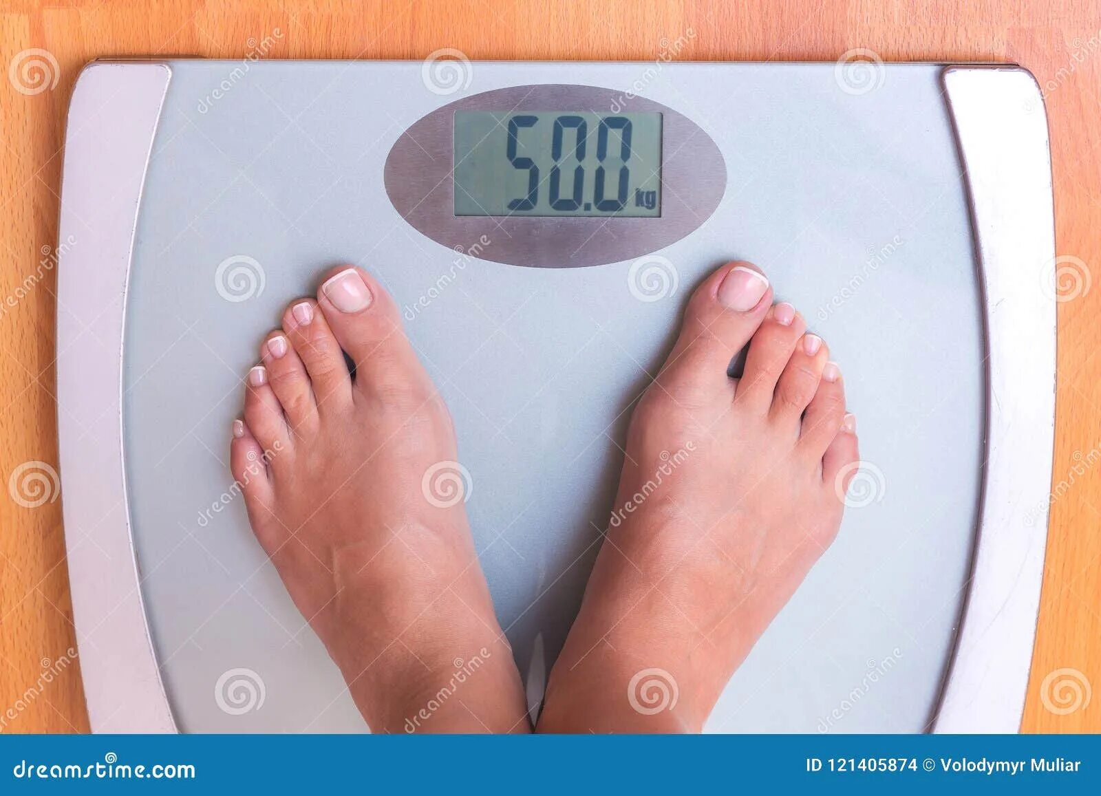 Вес 42 на весах. 50 Кг на весах. Весы напольные 50 кг. Вес 50 кг на весах. Девушка на весах 50 кг.