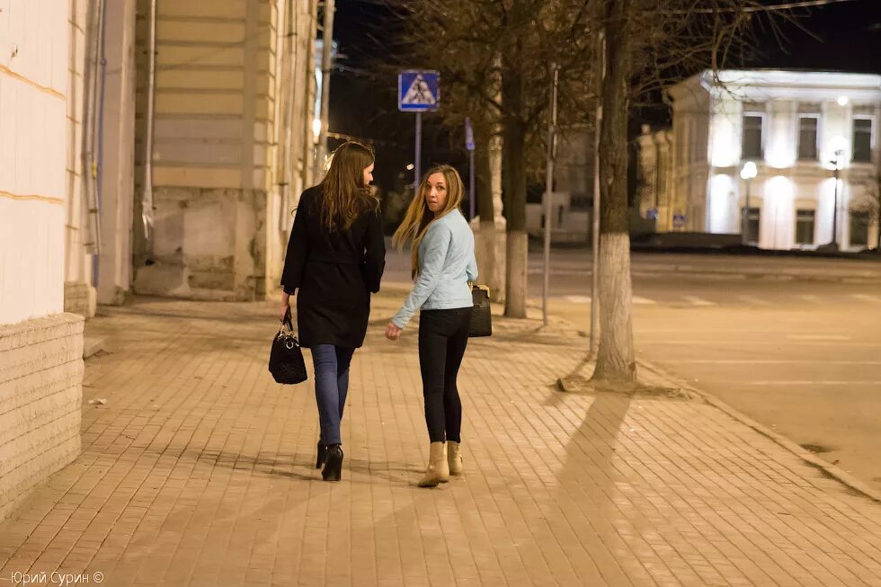 Девушка гуляет. Две девушки идут по улице. Девушки гуляют на улицах города. Девушка гуляет по городу.