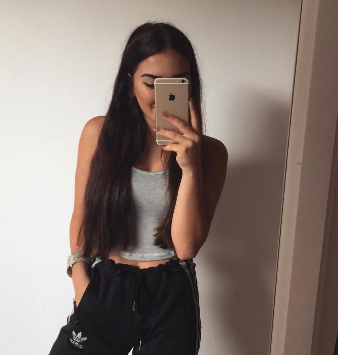 девушки с айфонам без лица. айфон 12 для девочек. девушка брюнетка с айфоном. девушка с айфоном. девушка с айфоном в зеркале.