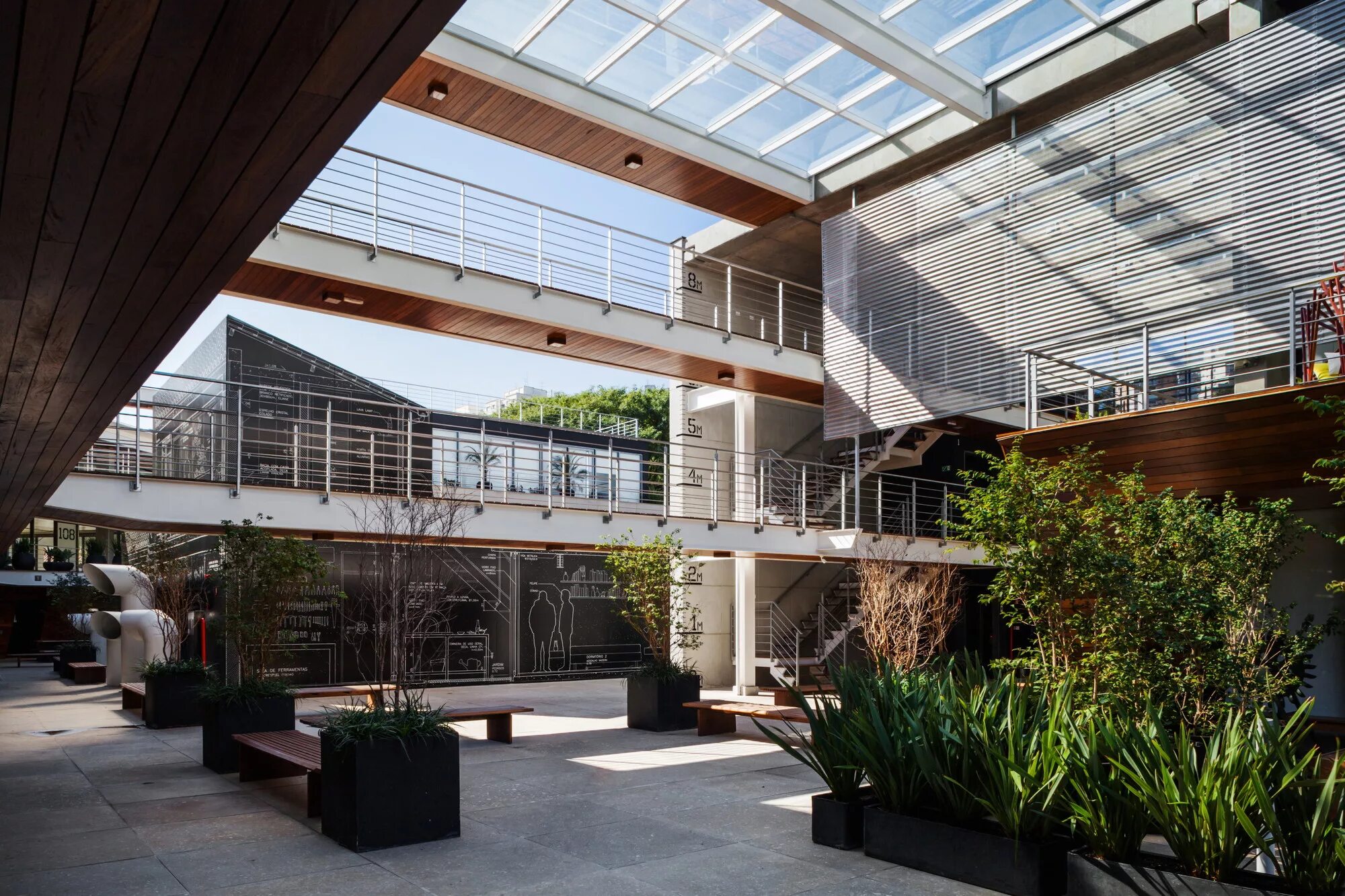 Дом meera house, сингапур. Дом с атриумом внутри. Загородный дом с высокими потолками. Атриум в доме. Гостиная в частном доме с атриумом.