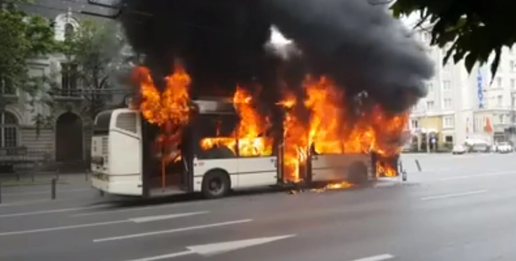 Воропаев вступил в бухарест день был. Горящий бухарест. пожарный троллейбус.