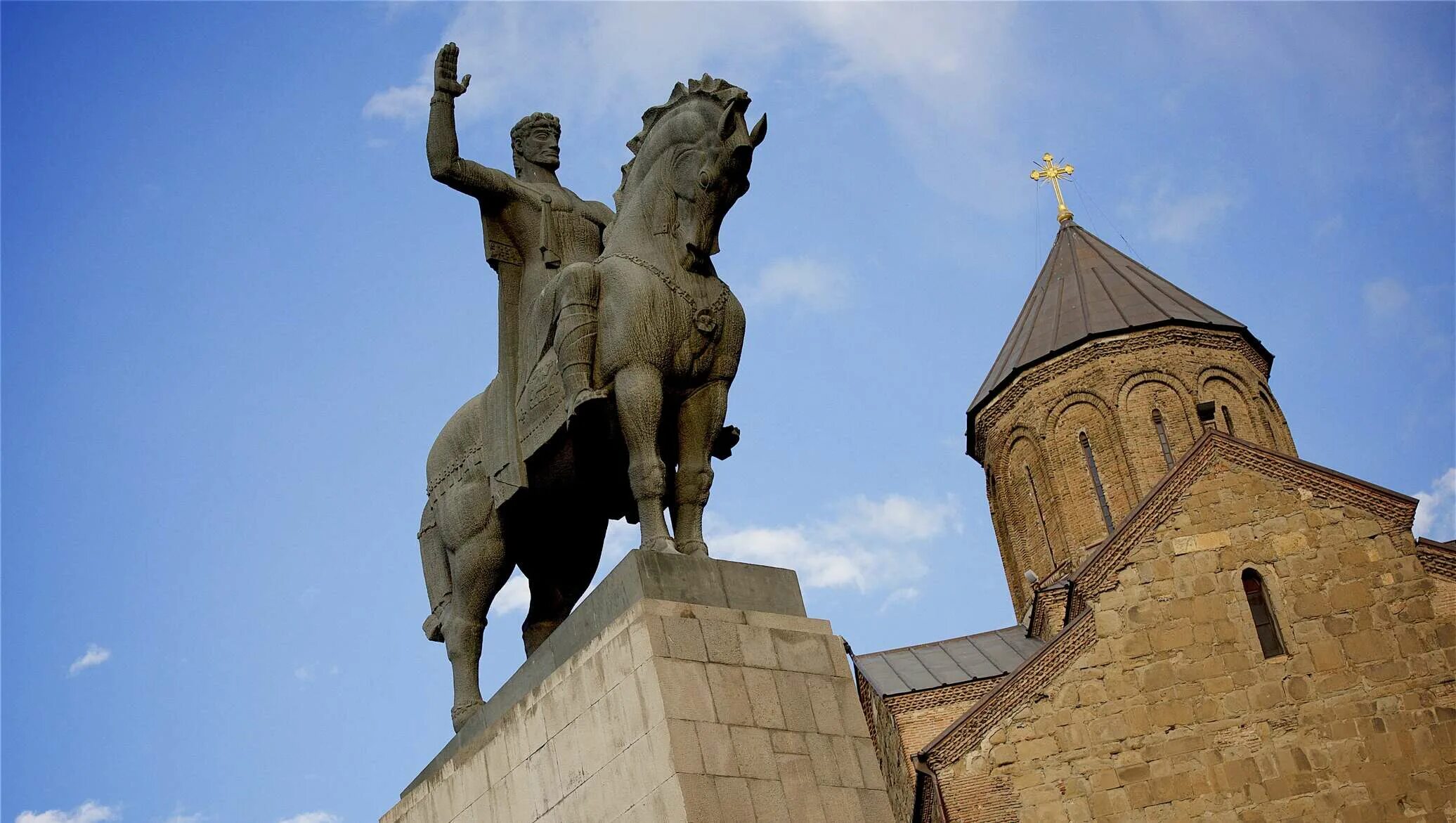 Тбилисское море мемориал. Памятник ладо гудиашвили. Статуя в тбилиси. Памятник основателю тбилиси вахтангу горгасали. Грузия мать памятник в тбилиси.