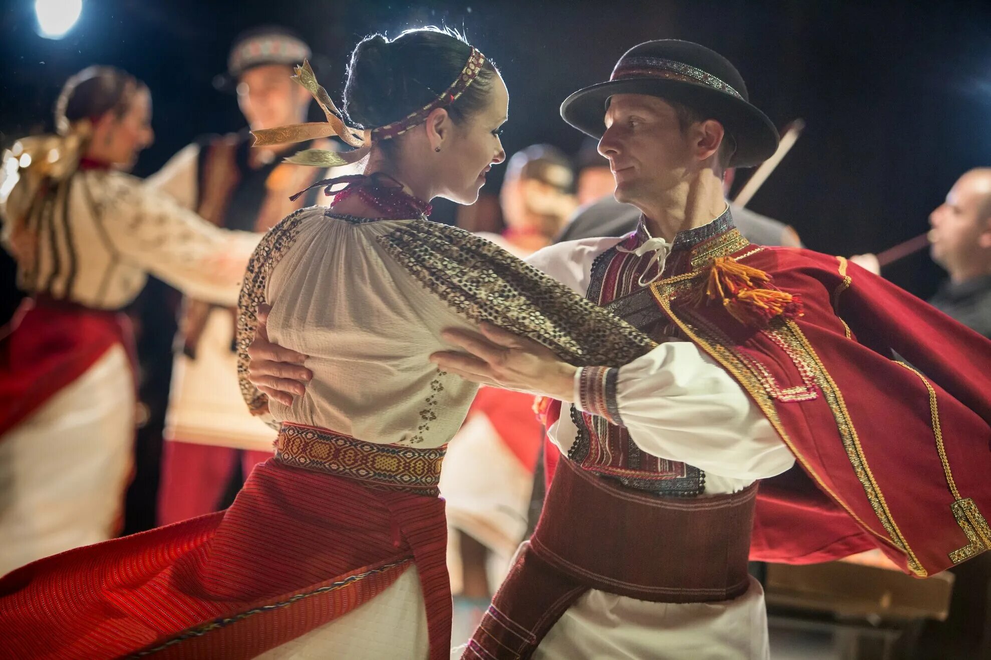 Венгерский танец чардаш. Будапештский филармонический оркестр. Вербункош танец венгрия. Песня венгрии. Венгры танцуют чардаш.