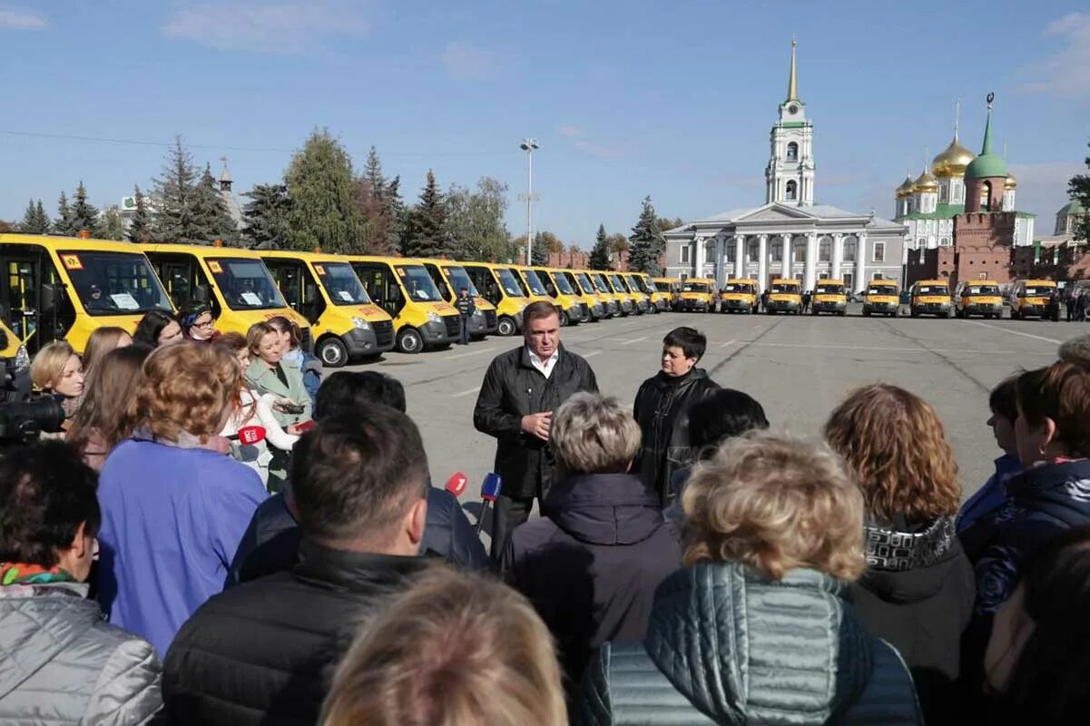 7 6 октябрь. Новомосковский школьные автобусы. Школьный автобус Новомосковск. Переданы школьные автобусы. Новые автобусы получили.