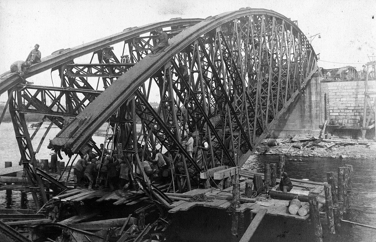 Мост через войну. Железнодорожный мост вов. кузьминский мост 1943. разрушенный железнодорожный мост. взрыв железнодорожного моста.