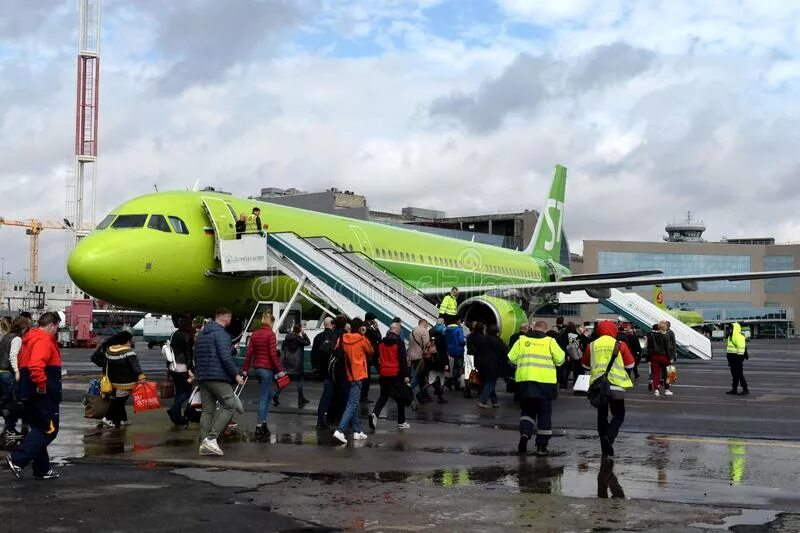 Как проходит посадка на самолет. A321 s7 airlines домодедово. airbus a321 s7 домодедово. а321 vq bqj. airbus 321 s7 посадка в иркутске.