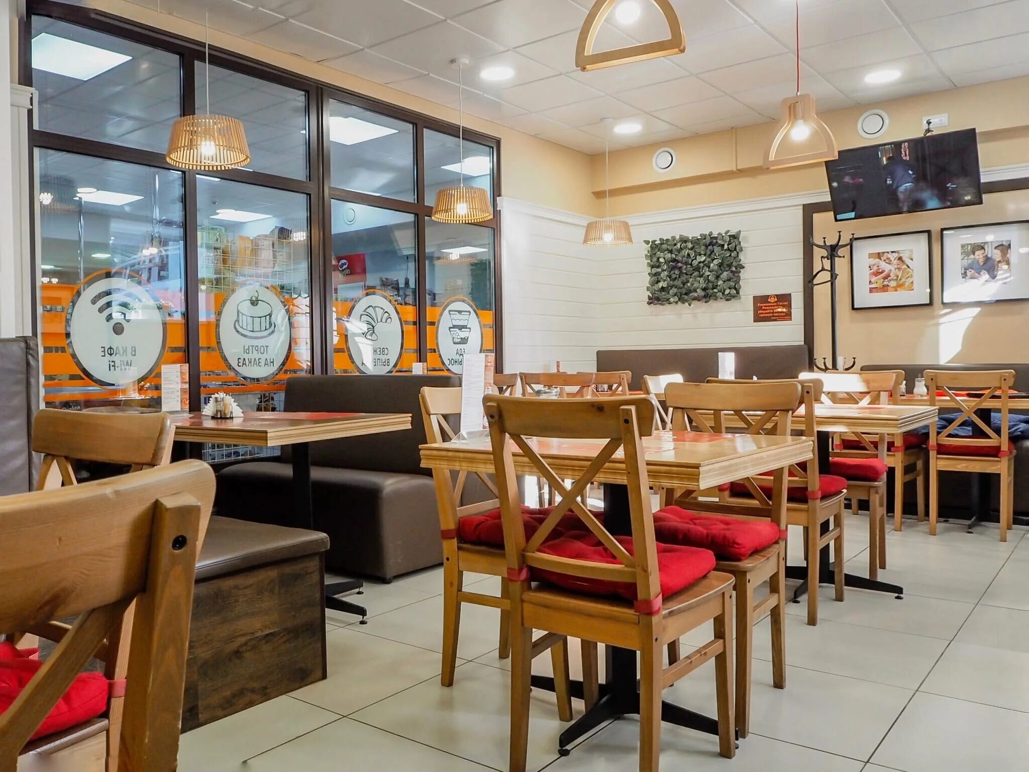 Лебедев пивоварня кемерово. Где поесть в кемерово. Кафе прованс кемерово. Ресторан прованс кемерово. Птица бар.