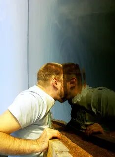 Стоял перед зеркалом